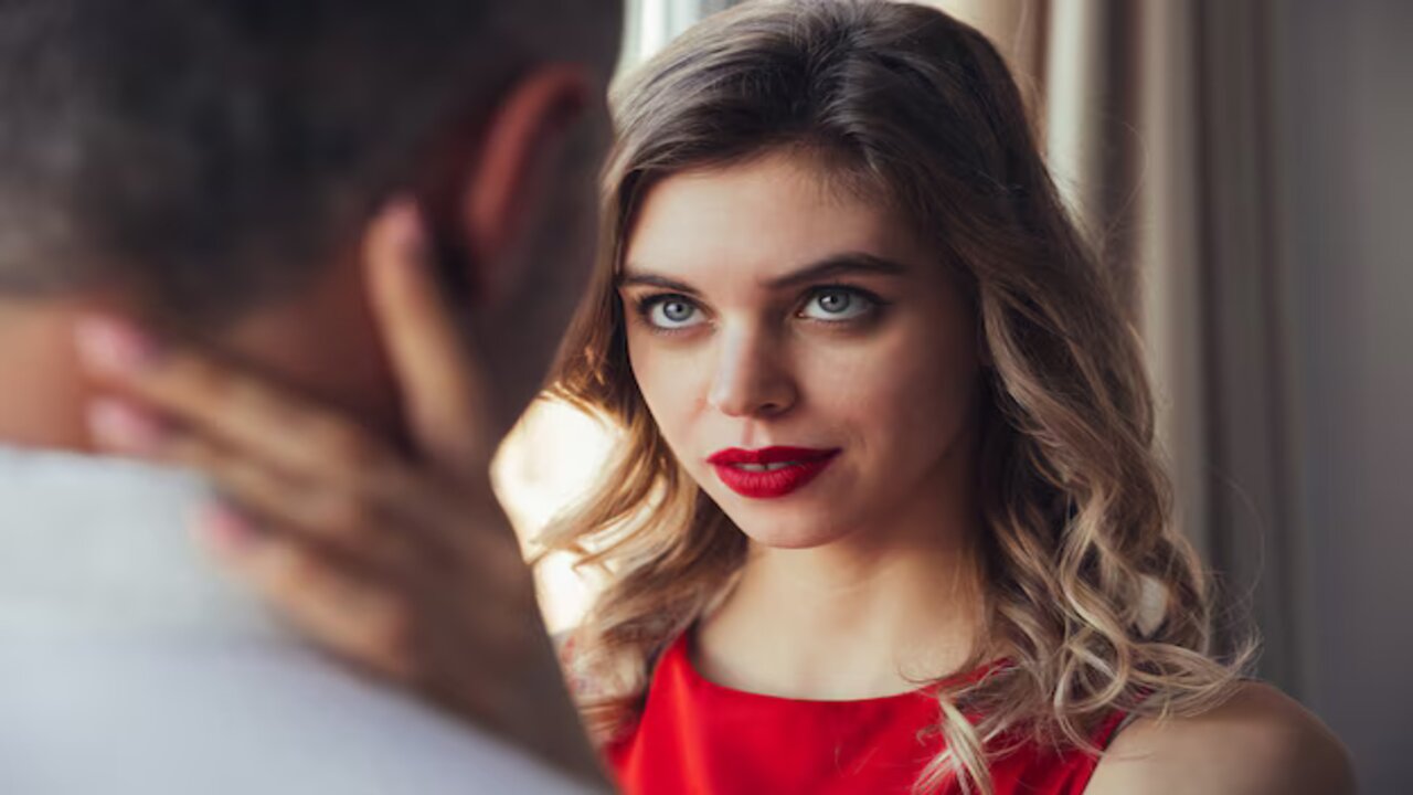 Sinais de que ela está afim: quais os principais e como os interpretar?
