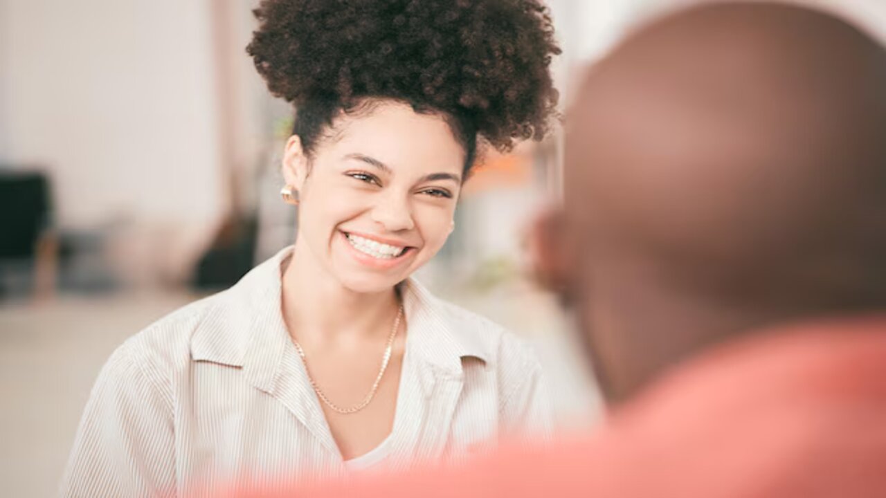 Bom-humor e conquista: veja como seduzir as mulheres usando esse atributo